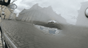 Uszkodzony bok w aucie leasingowanym, zgłoszenie szkody.